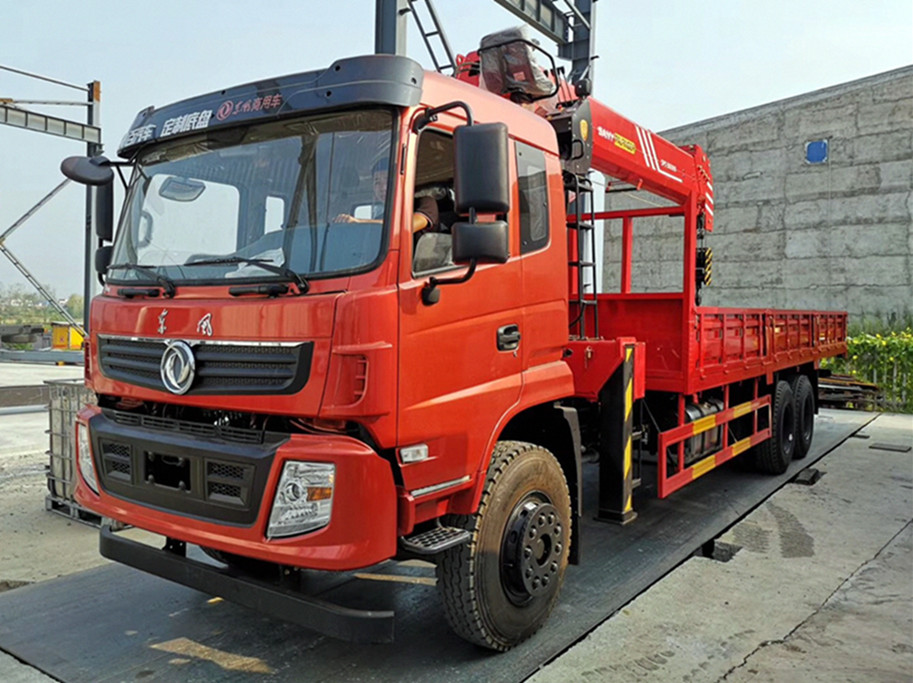 東風(fēng)專底D913后雙橋隨車(chē)吊